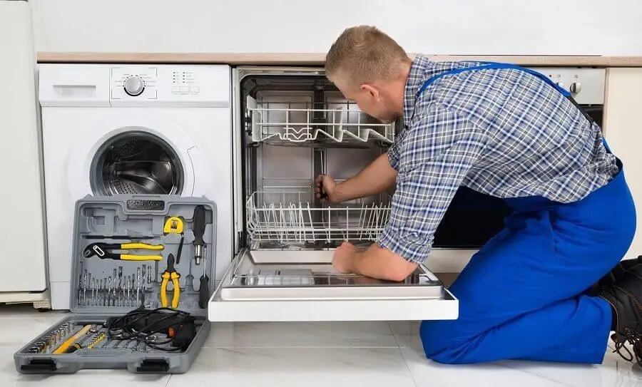 Aliağa Midea servisi teknisyen ekibi beyaz eşya tamiri yaparken